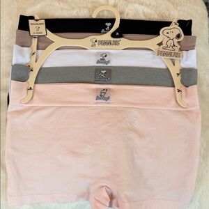 NWT Peanuts Women’s Seamless 5 Pack Shorts Black, White, Gray, Pink & cream